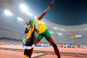 AC Milan-C罗亲吻国旗庆祝晋级决赛，c罗情侣