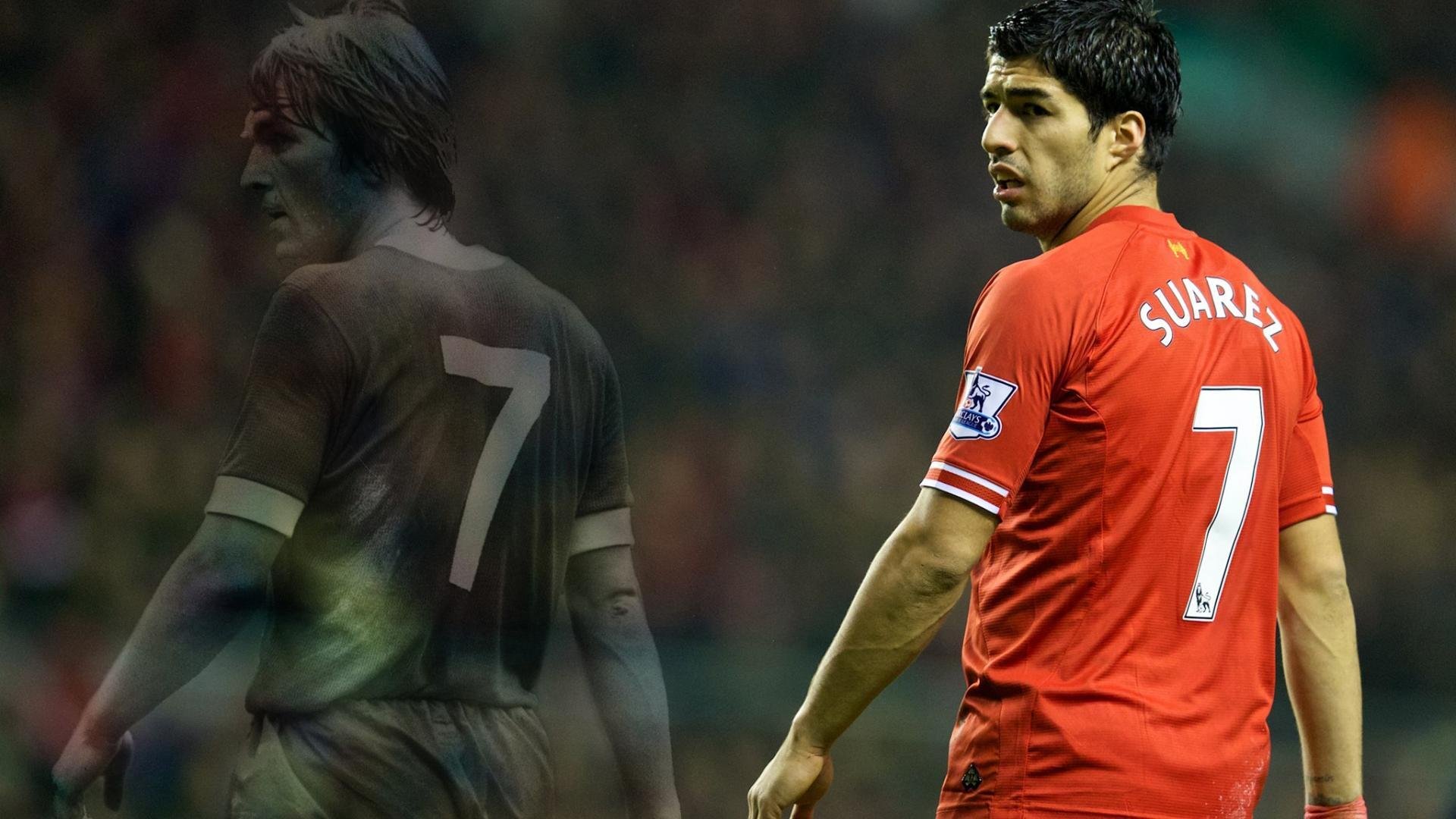 武侠主题跑山赛 参赛选手统一披斗篷手持木剑