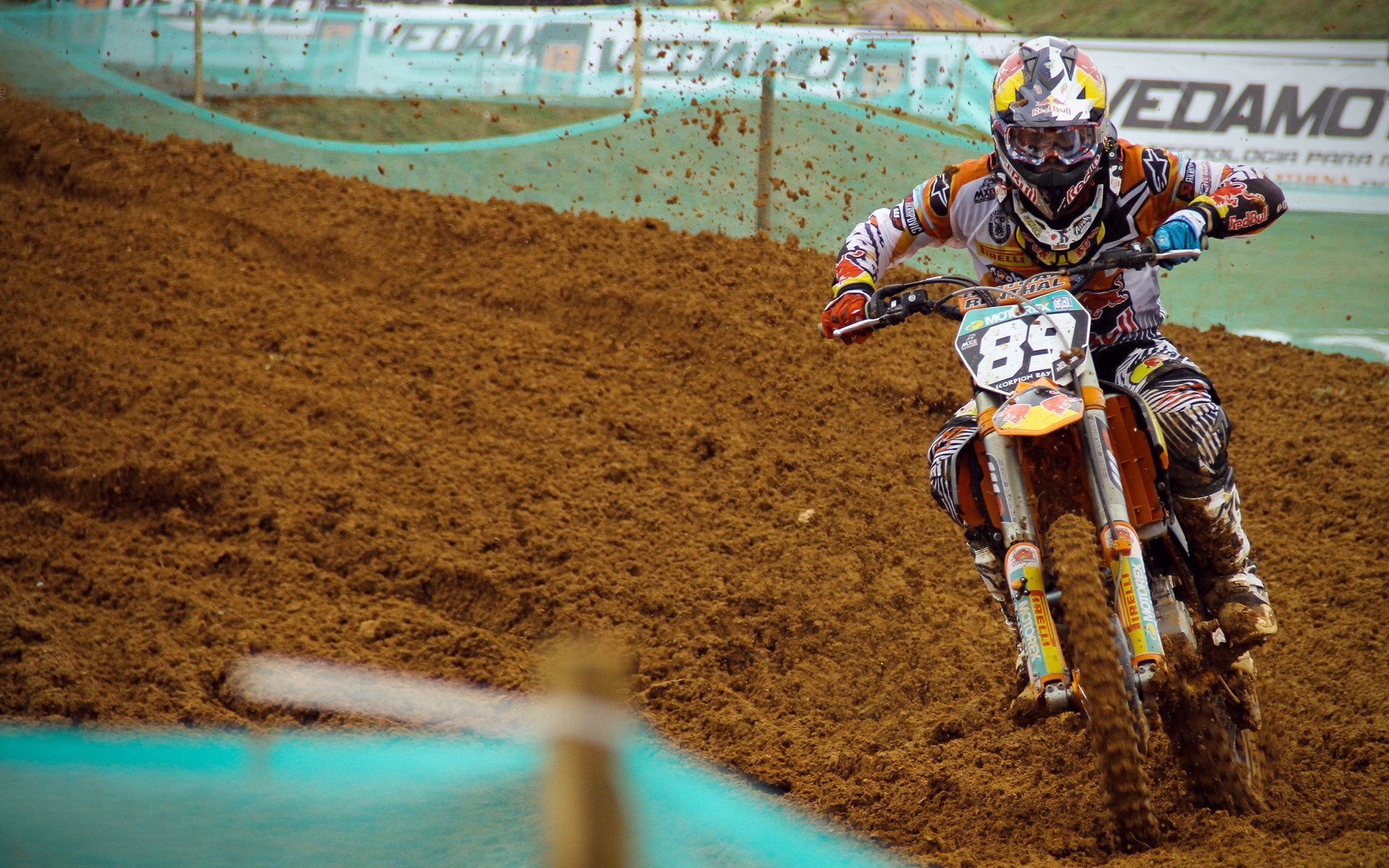 武侠主题跑山赛 参赛选手统一披斗篷手持木剑